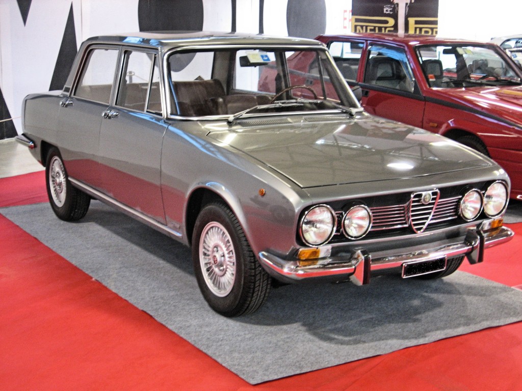 Alfa_Romeo_1750_berlina_grey-front